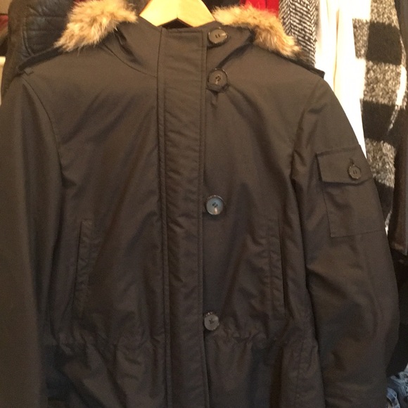 Burberry coat and scarf with fur along the hood. - Picture 5 of 6